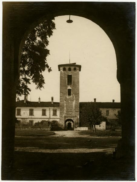 Cassino Scanasio di Rozzano - Castello Visconteo - corte interna - torre