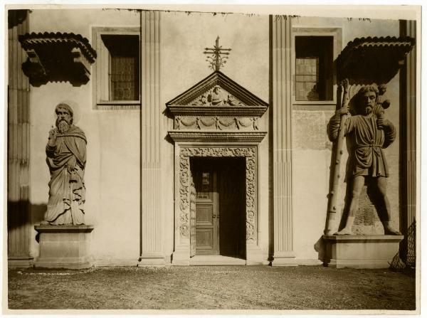Castiglione Olona (VA) - Chiesa di Villa - dettaglio della facciata - portale - statua di S. Antonio Abate - statua di S. Cristoforo