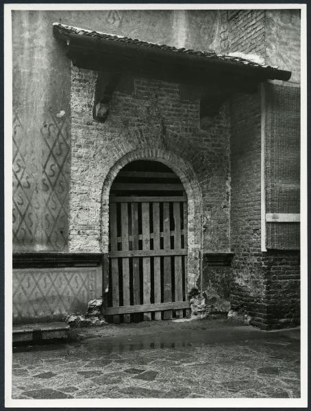 Milano - Castello Sforzesco - Passaggio alla Corte Ducale - Porta di ingresso dei musei prima del restauro BBPR (oggi porta di ingresso per il personale)