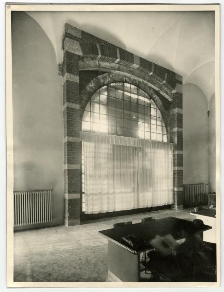 Milano - Castello Sforzesco - Sala studio della Biblioteca d'arte - Veduta interna del grande finestrone con arco della Pusterla dei Fabbri in fase di smontaggio