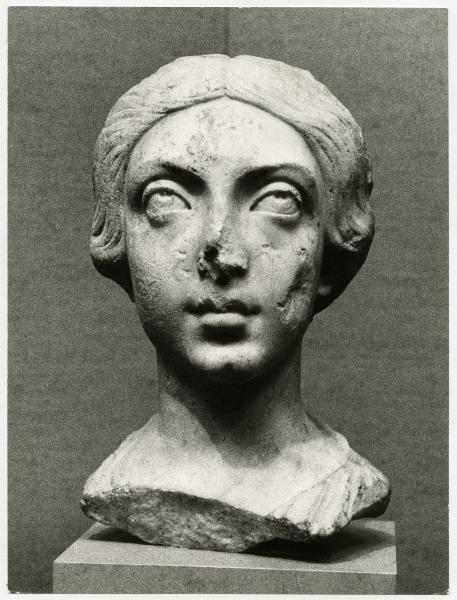 Scultura in marmo - Testa femminile - Parigi - Louvre