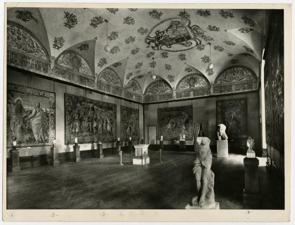 Milano - Castello Sforzesco - Musei Civici - Sala 7 (Sala del Gonfalone) - Allestimento Baroni (1948-1953)