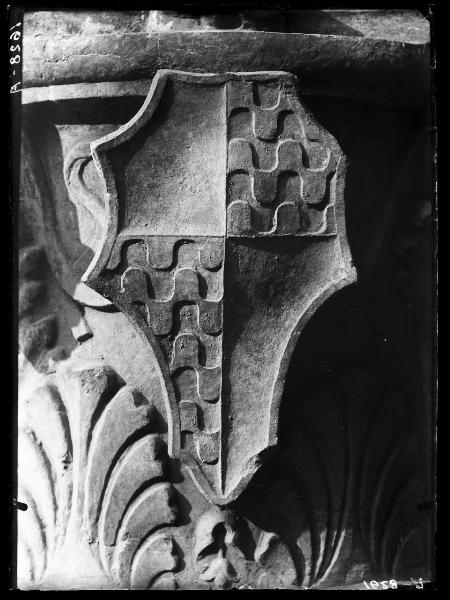 Scultura - capitello - stemma inquartato con onde - Cortile della Rocchetta - Castello Sforzesco - Milano