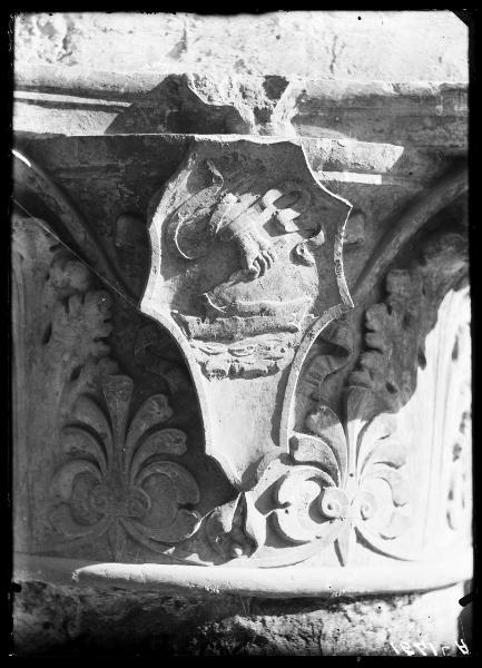 Scultura - capitello - stemma con impresa sforzesca - mano decussante tronco d'albero - Cortile della Rocchetta - Castello Sforzesco - Milano