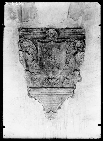 Scultura - peduccio - stemma - iscrizione - Cortile della Rocchetta - Castello Sforzesco - Milano