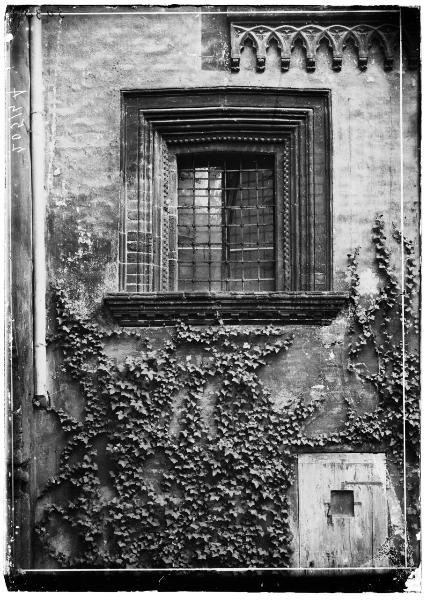 Lombardia - Milano - Piazza Borromeo - Casa Borromeo - finestra in cotto
