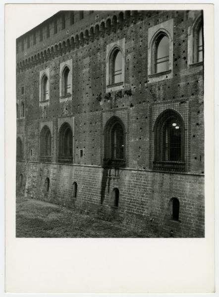 Milano - Castello Sforzesco - Musei Civici - Museo d'Arte Antica - Allestimento BBPR (1956) - Vista esterna della Corte Ducale