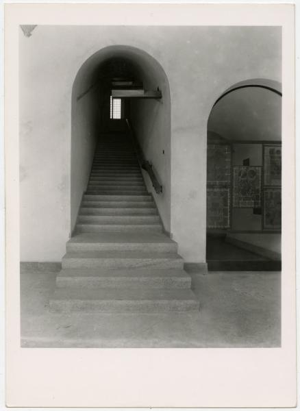 Milano - Castello Sforzesco - Musei Civici - Museo d'Arte Antica - Allestimento BBPR (1956) - Scala di accesso al primo piano della Corte ducale lato nord-est e vetrata dell'andito della Sala V