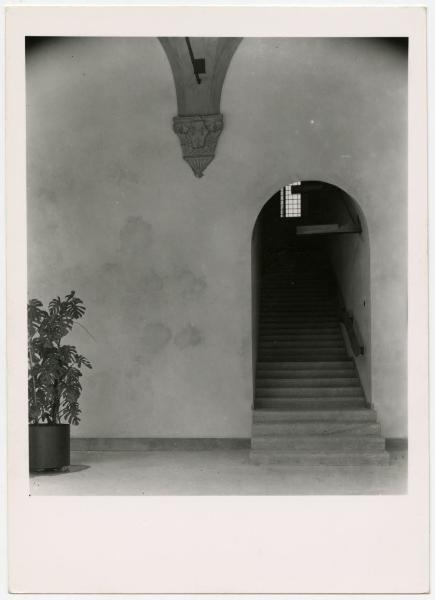 Milano - Castello Sforzesco - Musei Civici - Museo d'Arte Antica - Allestimento BBPR (1956) - Scala di accesso al primo piano della Corte ducale lato nord-est
