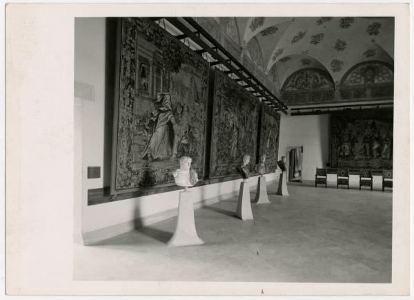 Milano - Castello Sforzesco - Musei Civici - Museo d'Arte Antica - Sala 7 - Allestimento BBPR (1956) - Busto rinascimentali di imperatori romani, arazzi bruxellesi con scene bibliche