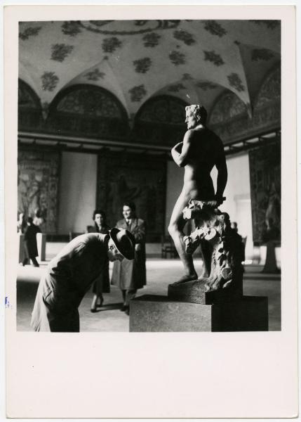 Milano - Castello Sforzesco - Musei Civici - Museo d'Arte Antica - Sala 7 - Allestimento BBPR (1956) - Visitatori attorno alla statua di Adamo di Stoldo lorenzi (inv. 737bis)