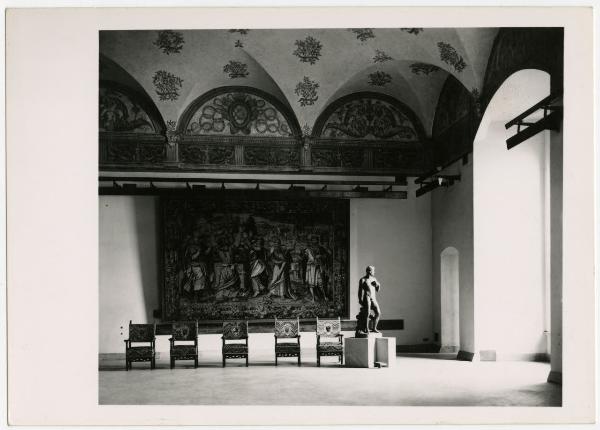 Milano - Castello Sforzesco - Musei Civici - Museo d'Arte Antica - Sala 7 - Allestimento BBPR (1956) - Adamo di Stoldo Lorenzi (inv. 737bis) e arazzo bruxellese del XVI sec. con scena biblica