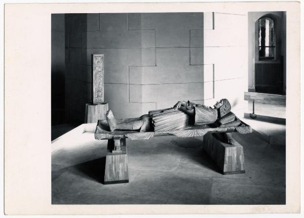Milano - Castello Sforzesco - Musei Civici - Museo d'Arte Antica - Sala 15 (Sala degli Scarlioni) - Allestimento BBPR (1956) - Gisant del monumento funebre di Gaston de Foix opera del Bambaia