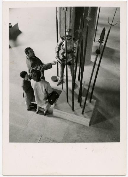 Milano - Castello Sforzesco - Musei Civici - Museo d'Arte Antica - Sala 14 (detta Sala Verde o dei Portali) - Allestimento BBPR (1956) - Visitatori attorno ad un'armatura