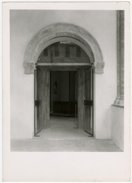 Milano - Castello Sforzesco - Musei Civici - Museo d'Arte Antica - Entrata alla Sala 16 (esposizione dei mobili) dalla Loggetta di Galeazzo Maria Sforza - Allestimento BBPR (1956)