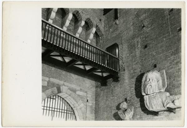 Milano - Castello Sforzesco - Musei Civici - Museo d'Arte Antica - Allestimento BBPR (1956) rivellino di accesso alla Corte Ducale (Porta Giovia), passaggio sopraelevato