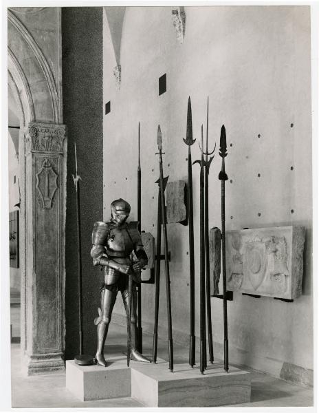 Milano - Castello Sforzesco - Musei Civici - Museo d'Arte Antica - Sala 14 (detta Sala Verde o dei Portali) - Allestimento BBPR (1956) - Armature