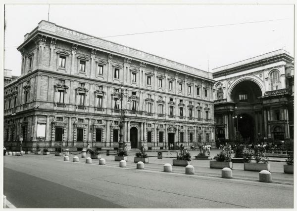 Milano - Palazzo Marino - Veduta della facciata su Piazza della Scala e dell'ingresso alla Galleria Vittorio Emanuele