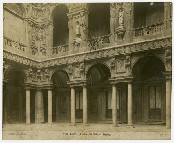 Milano - Palazzo Marino - Un angolo del cortile principale, loggiato del primo piano