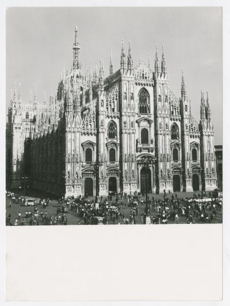 Milano - Duomo - Veduta della facciata e della piazza gremita di gente