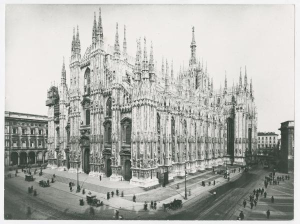 Milano - Duomo - Veduta di tutta la chiesa da sud e della piazza, con carosello dei tram, carrozze a cavalli, automobili