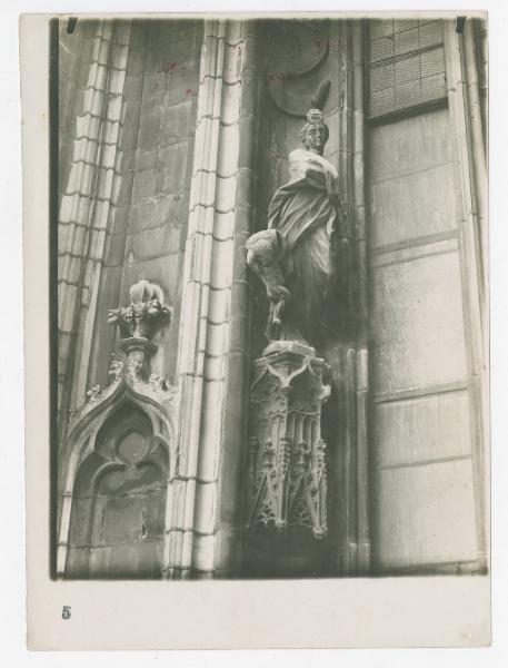 Scultura - La Religione con putto che sostiene un triregno - Michele Antonio de Marchi, 1725 - Milano - Duomo lato nord n. 272 (oggi museo del Duomo: inv. 321, cat. 258)