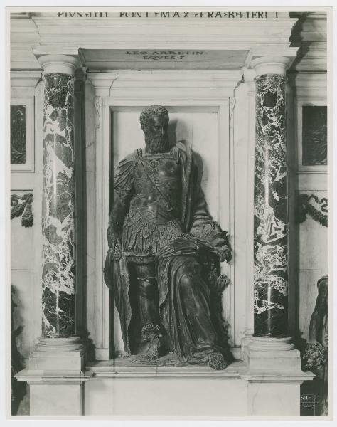 Scultura - Monumento a Gian Giacomo Medici di Marignano detto il "Medeghino", particolare della stata del Medici, marmo e metallo (1565) - Leone Leoni - Milano - Duomo