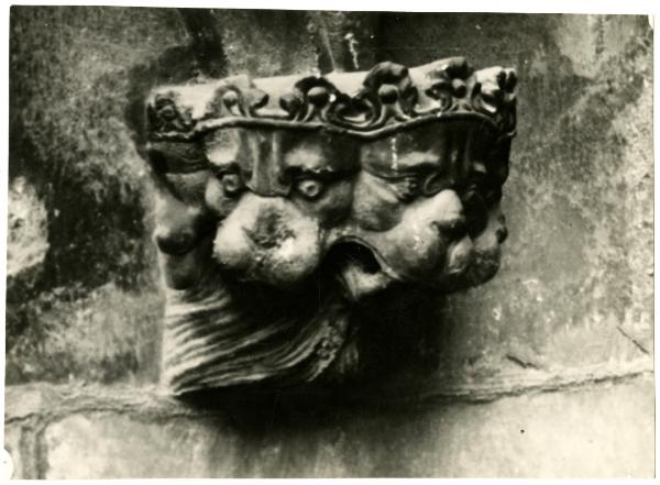 Scultura - Peduccio figurato a tre facce con figure di leoni coronati - Milano - Duomo