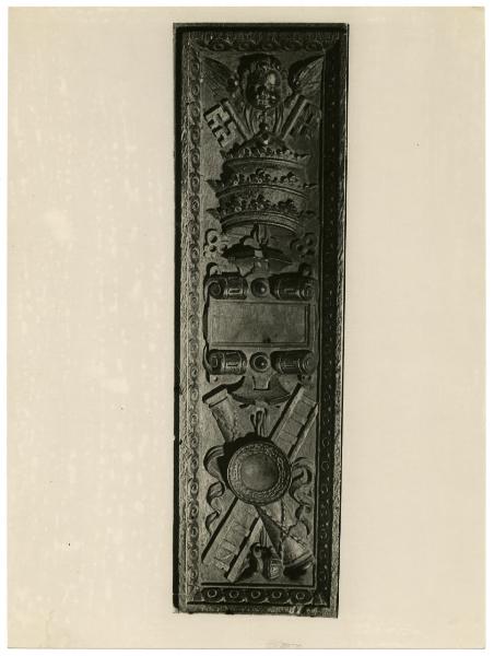 Scultura (legno) - Stallo del Coro, serie degli arcivescovi milanesi, riquadro decorativo con insegne papali - Milano - Duomo