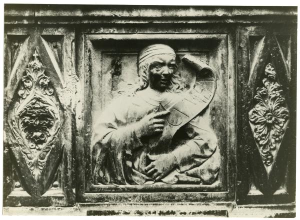 Scultura - Bassorilievo con Sibilla Cumea, Francesco di Simone Ferrucci, sec. XV - Bologna - S. Petronio, finestrone del lato occidentale