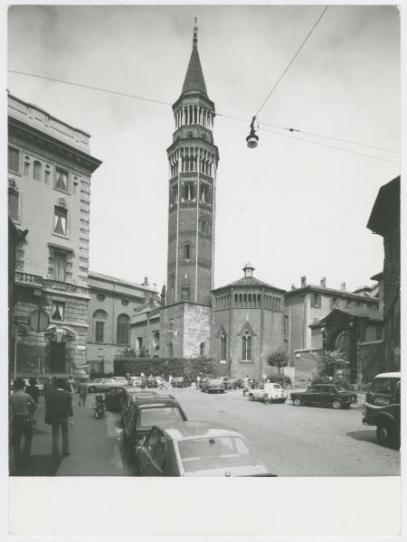 Milano - Chiesa San Gottardo in Corte - Veduta della chiesa e del campanile da Largo Schuster