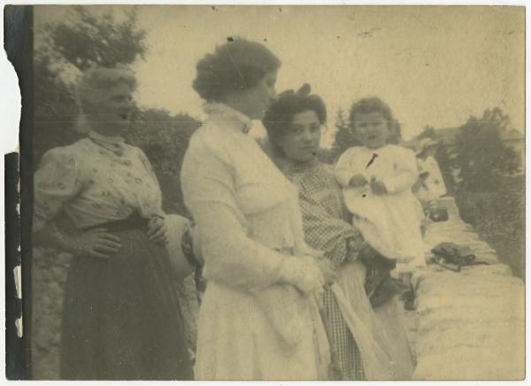 Ritratto di famiglia - Elvira Lazzaroni con la madre Teresa Lazzaroni e ragazza con in braccio Roberto Metlicovitz - Esterno
