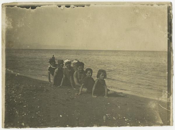 Ritratto di gruppo - Bambini in costume da bagno seduti sulla spiaggia - Mare