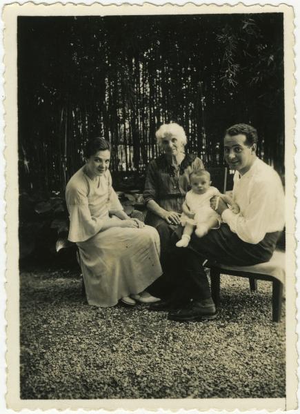 Ritratto di famiglia - Roberto Metlicovitz seduto con neonato, donna e Teresa Lazzaroni, nonna - Esterno, giardino