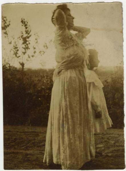 Ritratto femminile - Elvira Lazzaroni con bambina - Esterno, giardino