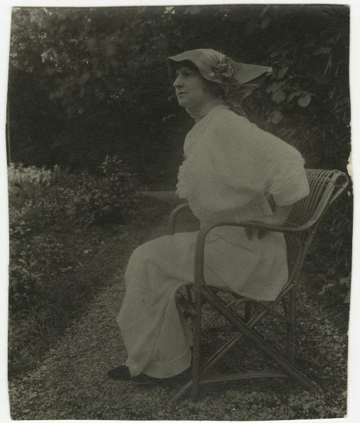 Ritratto femminile - Elvira Lazzaroni seduta con cappello - Esterno, giardino