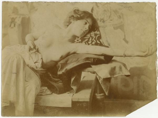 Ritratto femminile - Donna, modella, a seno nudo - Interno