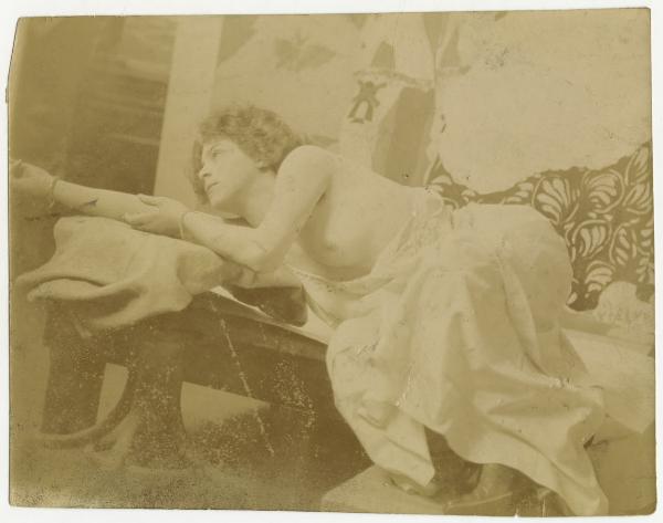 Ritratto femminile - Donna, modella, a seno nudo - Interno