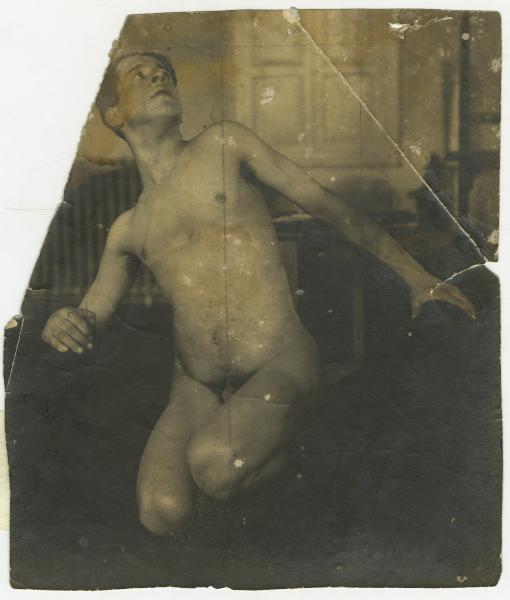 Ritratto maschile - Uomo nudo, modello, inginocchiato - Milano - Stabilimento Ricordi, studio