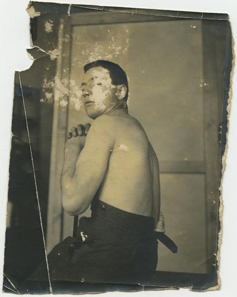 Ritratto maschile - Uomo a torso nudo seduto - Milano, Stabilimento Ricordi, studio