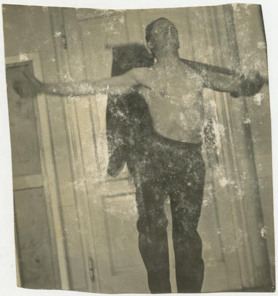 Ritratto maschile - Uomo a torso nudo con braccia aperte