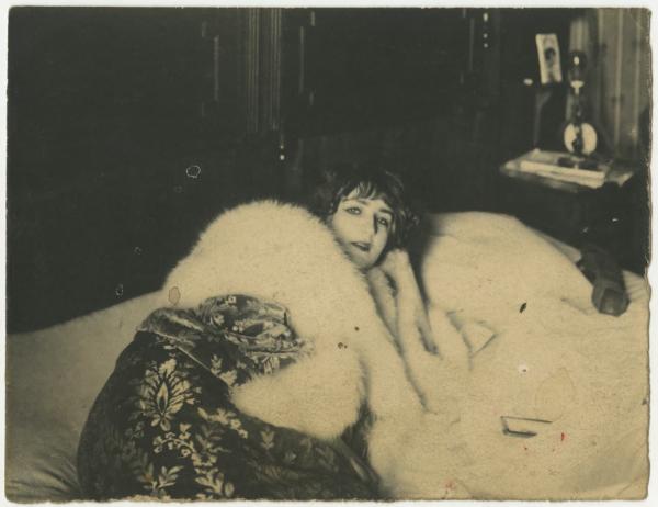 Ritratto femminile - Donna con pelliccia sdraiata sul letto - Interno, camera da letto