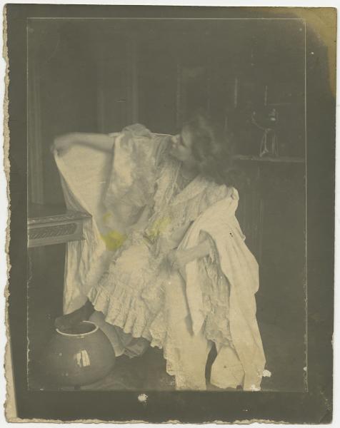 Ritratto femminile - Elvira Lazzaroni seduta - Interno