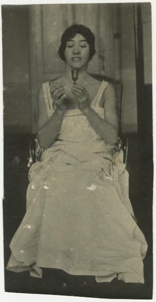 Ritratto femminile - Ragazza seduta con bicchierino in mano