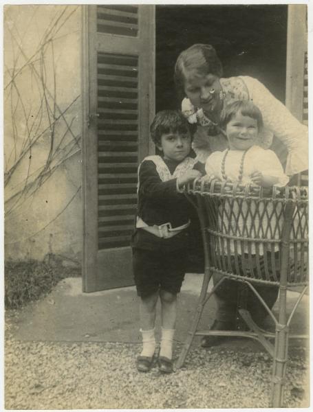 Ritratto di famiglia - Elvira Lazzaroni con i figli Leopolda e Roberto Metlicovitz - Esterno, casa