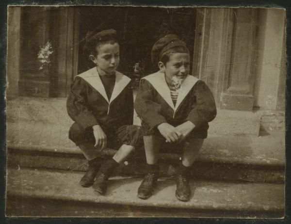 Ritratto di bambini - Bambini seduti su gradini vestiti da marinaio con basco - Esterno, portale