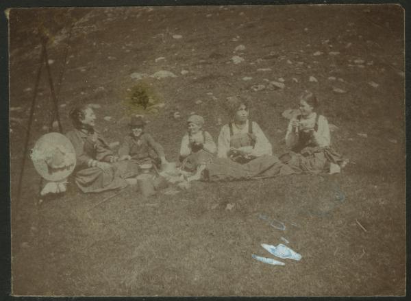 Montagna, prato - Donna con ragazze e bambini seduti sull'erba
