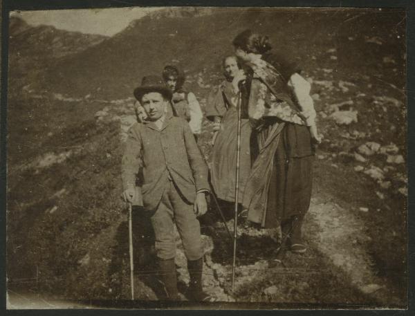 Montagna - Donna, ragazze e bambini su un sentiero