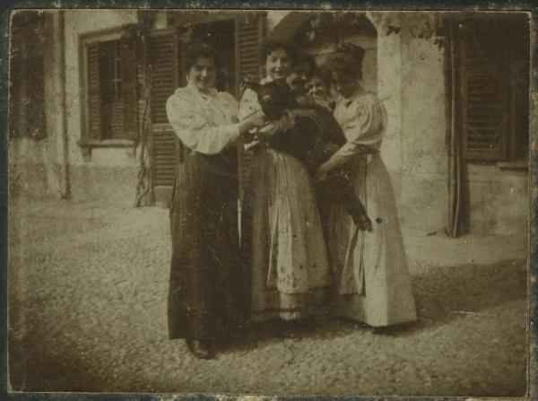 Ritratto di gruppo - Donne con asinello in braccio - Esterno, cortile, casa