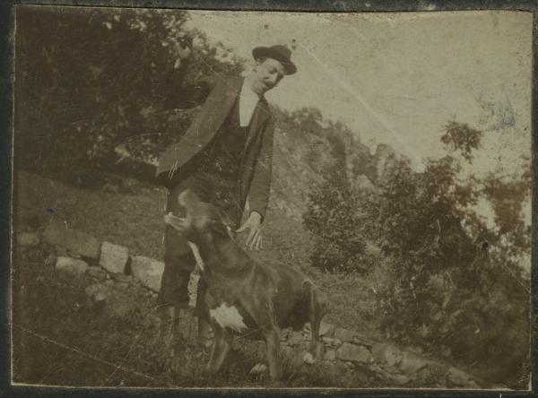 Ritratto maschile - Uomo con cane - Gioco - Montagna, prato
